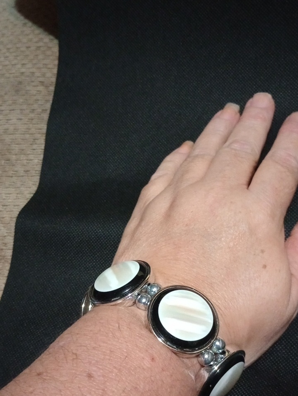 Black & White Shell Accent Stretch Bracelet - Unknown Brand